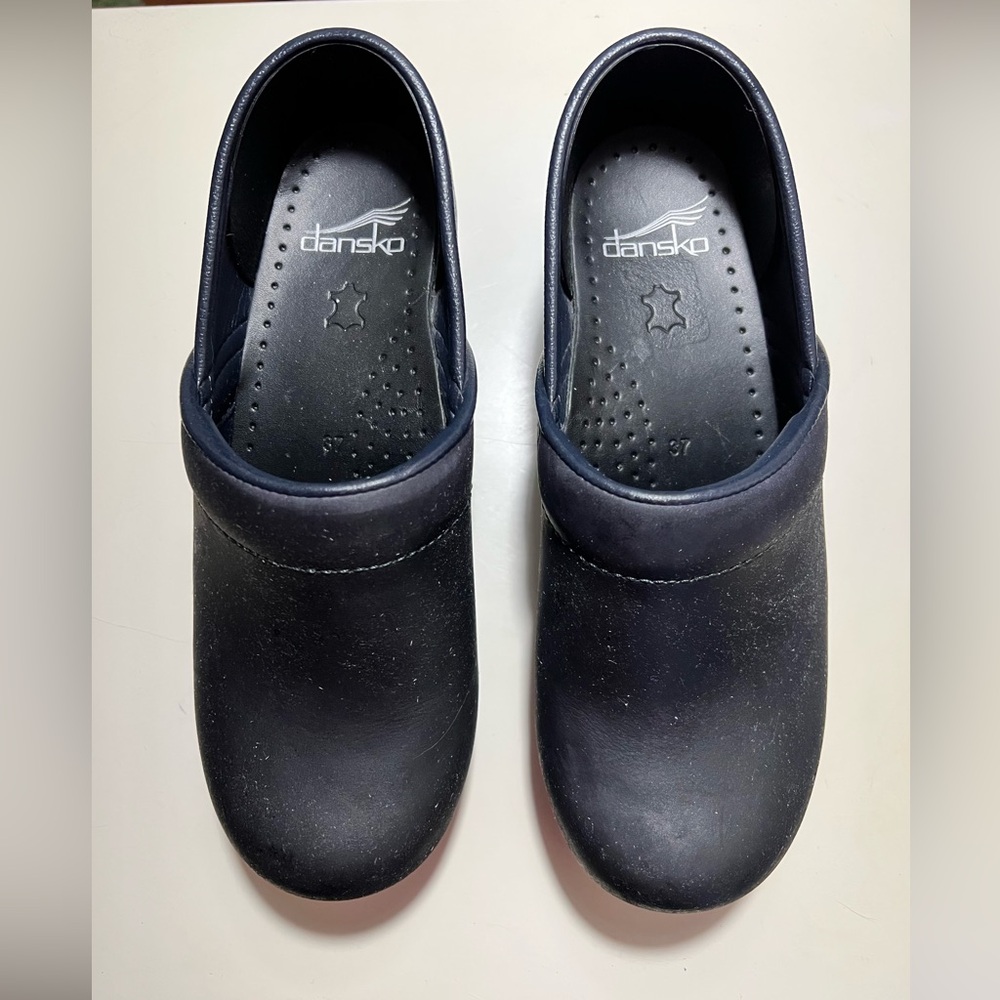 Dansko Professional clogs in black leather. Size 37 or 6.6-7 in US. Slip on